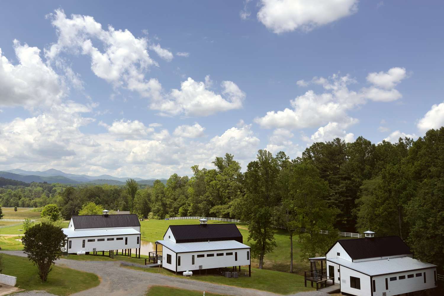 This Ranch Resort in North Carolina’s Blue Ridge Hills Simply Debuted 3 New Deluxe Cottages– Each And Every With Mountainview Decks